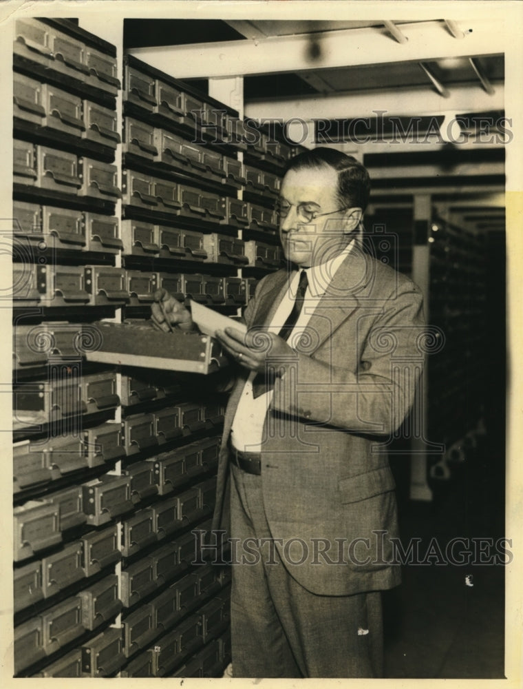 1933 Press Photo Dr. Ernest Kletsch, director of the Union Catalouge of Library