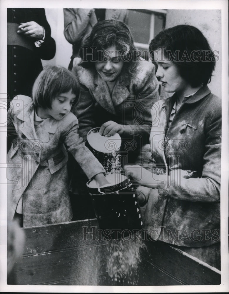 1954 Press Photo Tichborne ,Lady Tichborne daughters Anne, Denise, Miranda