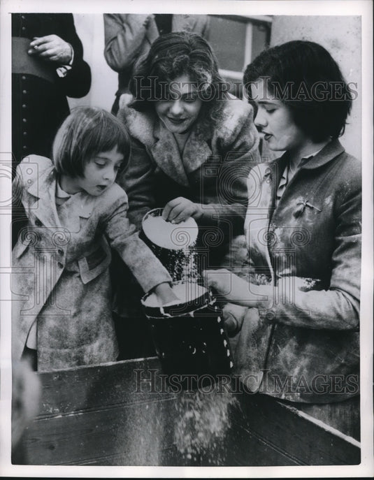 1954 Press Photo Tichborne ,Lady Tichborne daughters Anne, Denise, Miranda