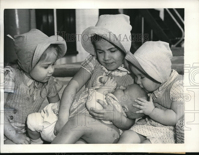 Load image into Gallery viewer, 1941 Press Photo Jersey City NJ Monique, Paul, Catherine &amp; Claire Begin
