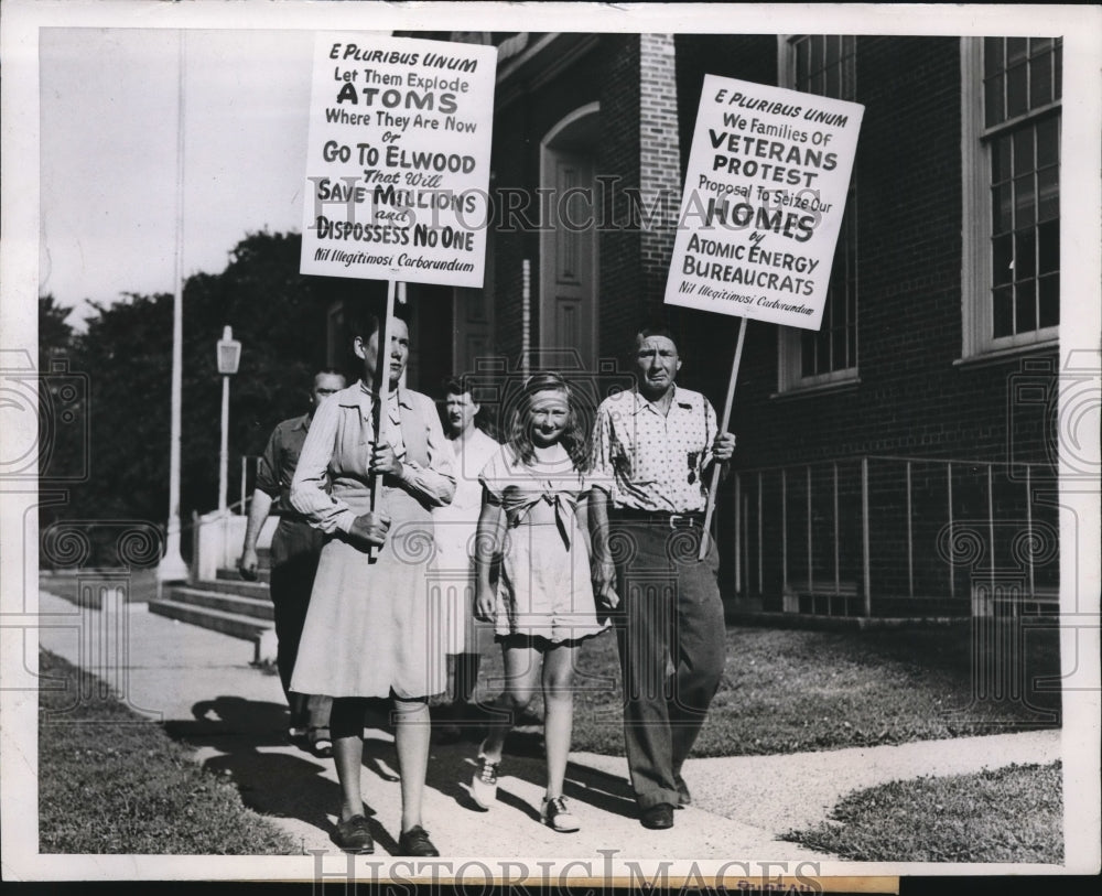 1947 Press Photo Chicago MArtha Davidson, Barb Svec, Frank Svec at protest