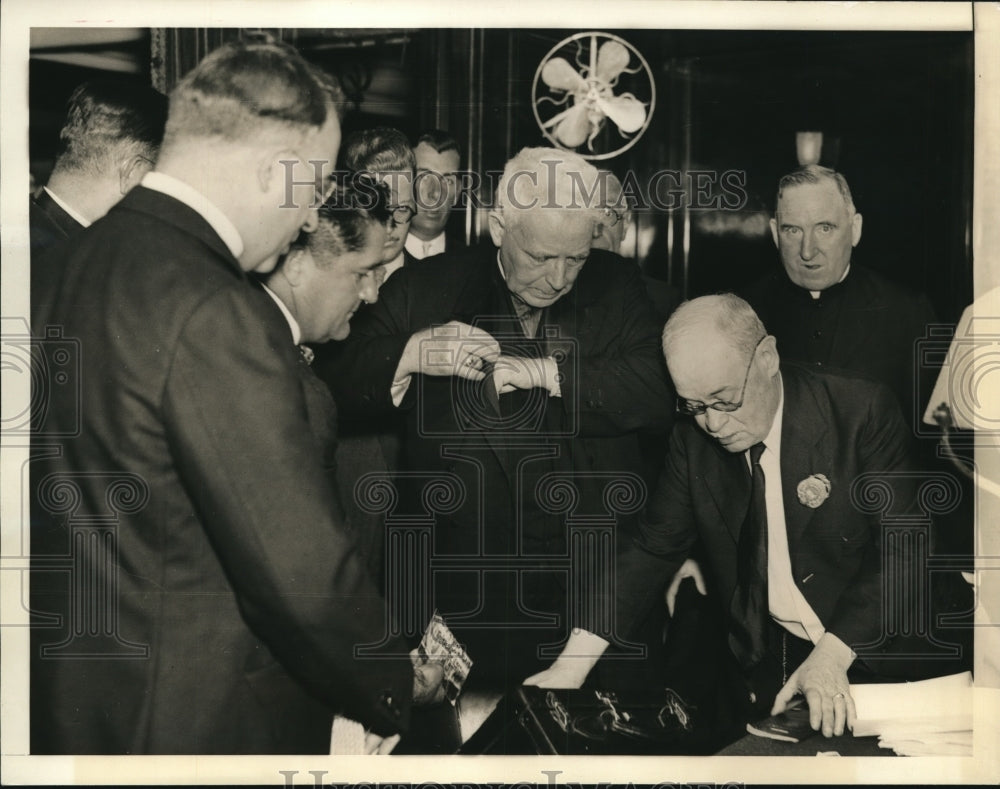 1936 Press Photo NYC Bishop Michael Gallagher of Detroit at customs