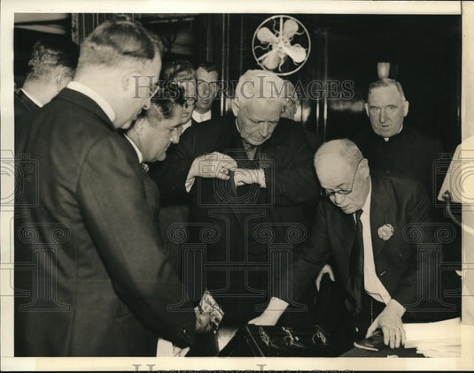 1936 Press Photo NYC Bishop Michael Gallagher of Detroit at customs