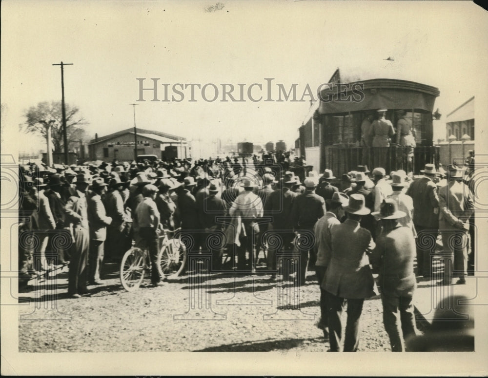 1929 Press Photo Crowd at Gen Escobar prison train car with US officers