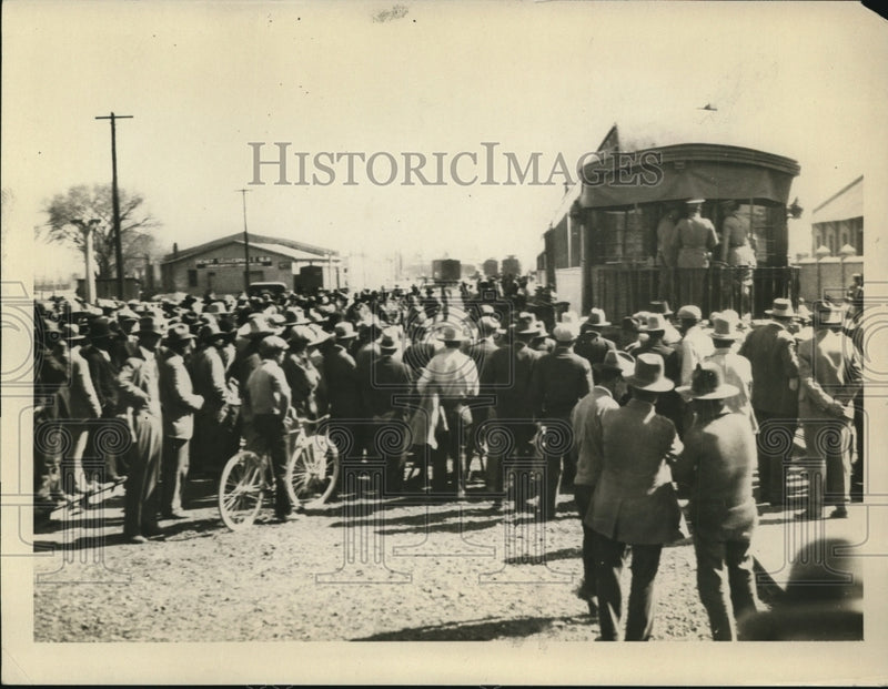 Load image into Gallery viewer, 1929 Press Photo Crowd at Gen Escobar prison train car with US officers

