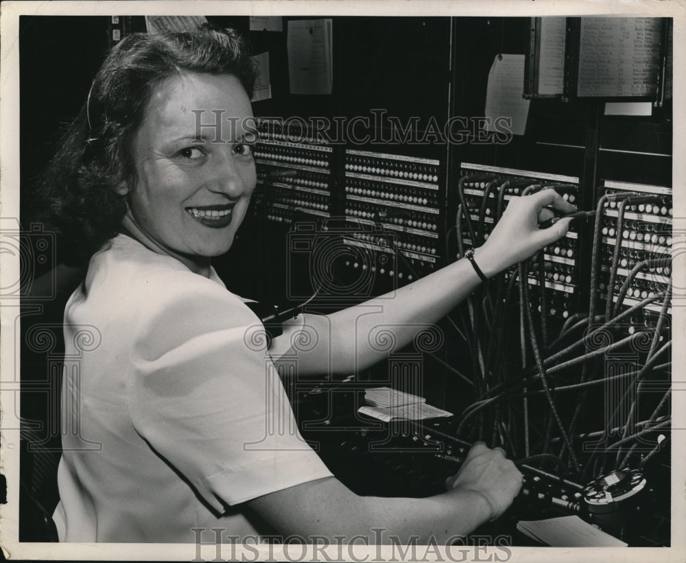 1946 Press Photo Mrs Robert Myers, Telephone Operator in Norfolk England