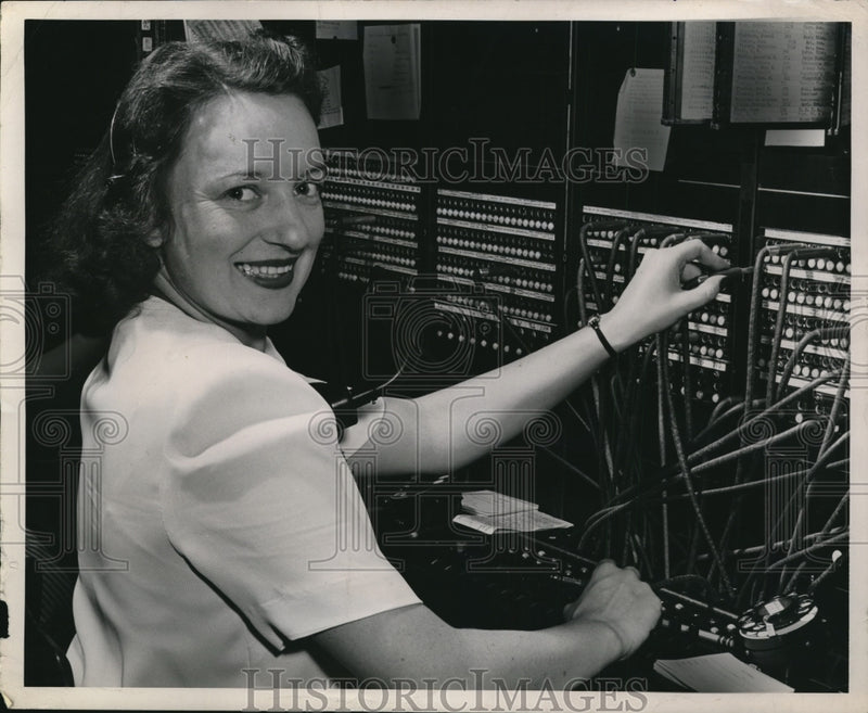 Load image into Gallery viewer, 1946 Press Photo Mrs Robert Myers, Telephone Operator in Norfolk England
