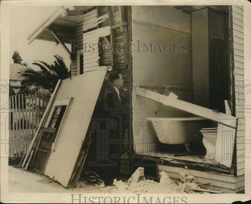 Load image into Gallery viewer, 1931 Press Photo WI Barnhart at LA Calif home burned in gas explosion
