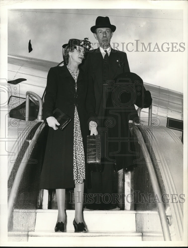 1941 Press Photo Lord and Lady Halifax of England debark a plane