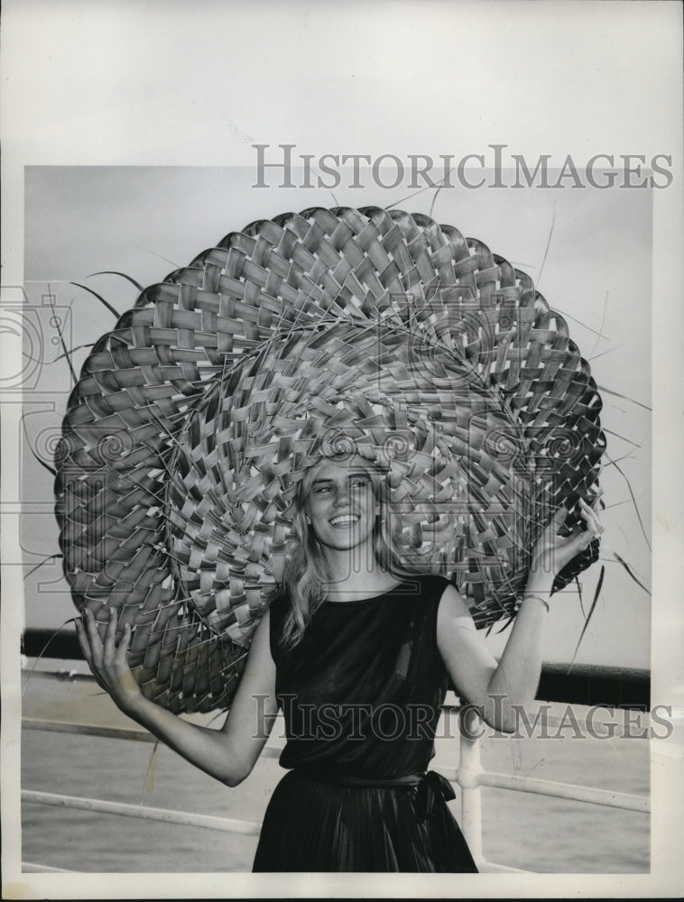 Load image into Gallery viewer, 1961 Press Photo San francisco Judy Kincaid in a Hawaiian hat
