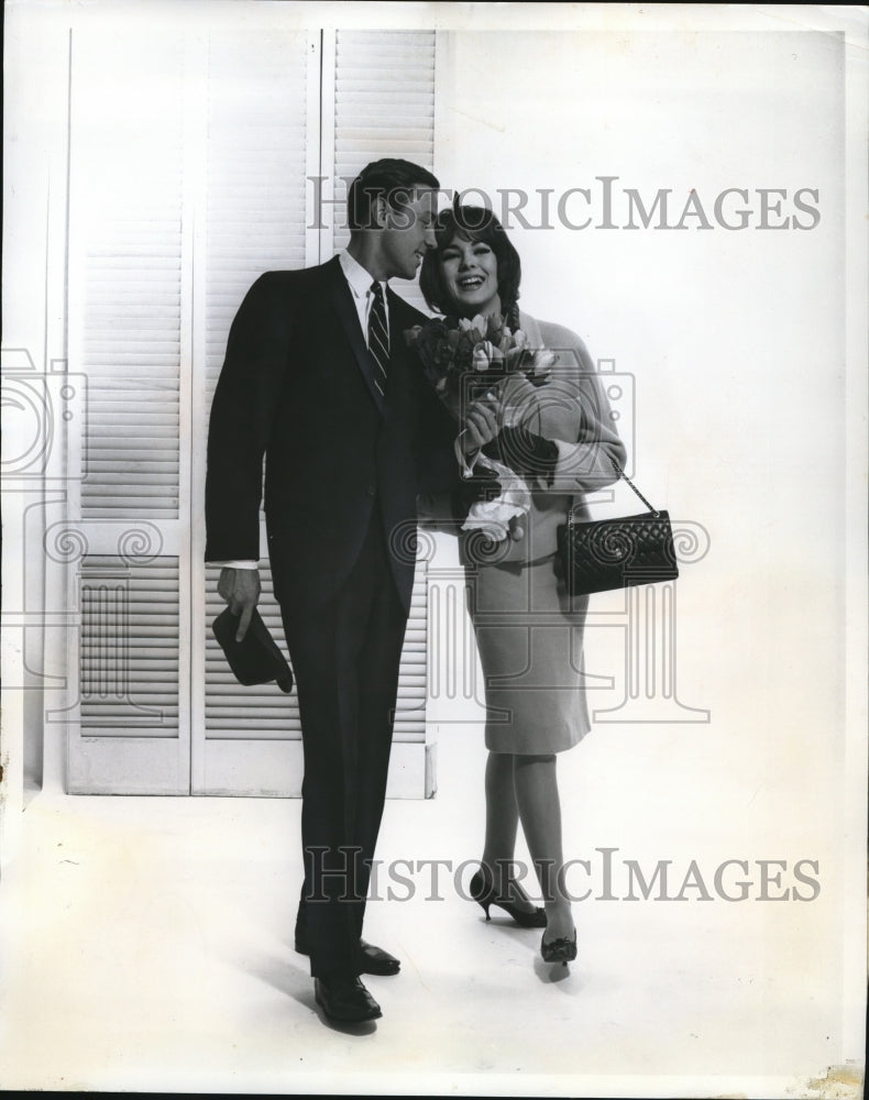 Load image into Gallery viewer, 1962 Press Photo Lightweight suit fo rmen for Summer wear
