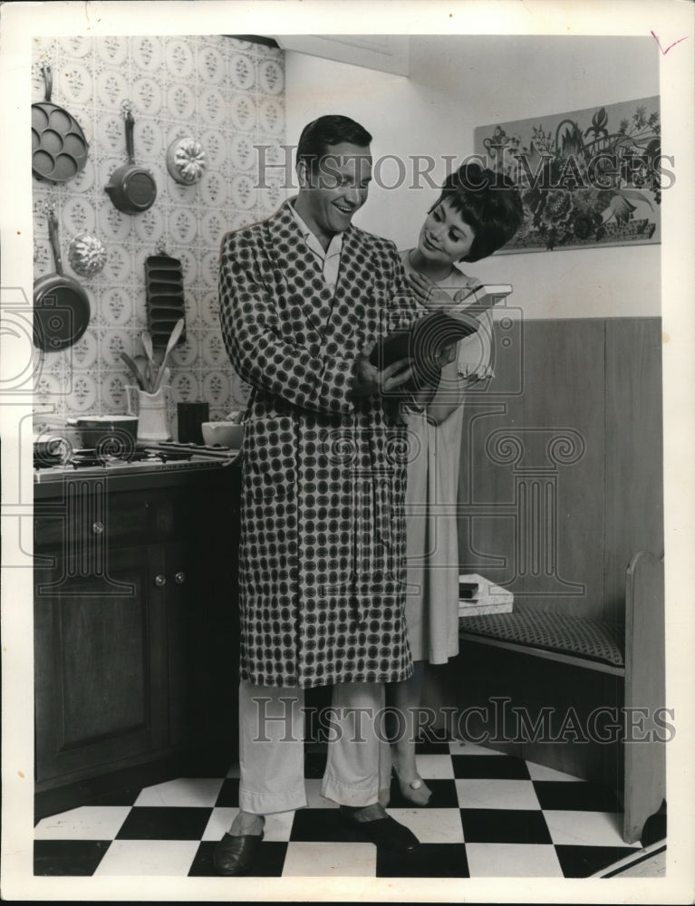 Load image into Gallery viewer, 1962 Press Photo Mens house robe in checkered pattern
