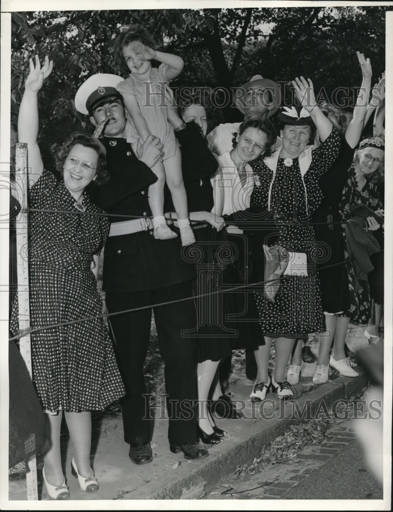 Load image into Gallery viewer, 1941 Press Photo Wash DC Nancy Grooms age 4 &amp; Corp Fred Barrows Royal Marine
