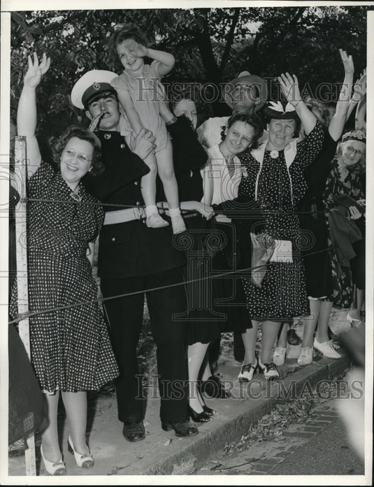 1941 Press Photo Wash DC Nancy Grooms age 4 & Corp Fred Barrows Royal Marine