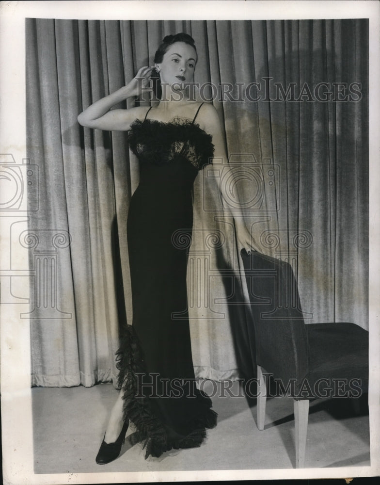 Load image into Gallery viewer, 1947 Press Photo Navy Crepe evening gown designed by Mary Black - nex75497
