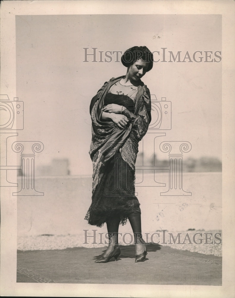 1920 Press Photo Fashion model with a perfect foot posture pose- Historic Images