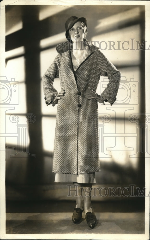 1932 Press Photo Minerva Company coat/photographed