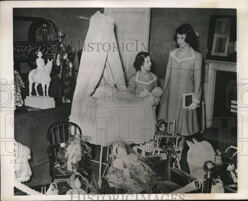 1939 Press Photo LondonPrincess Elizabeth & Margaret Rose at a display of toys