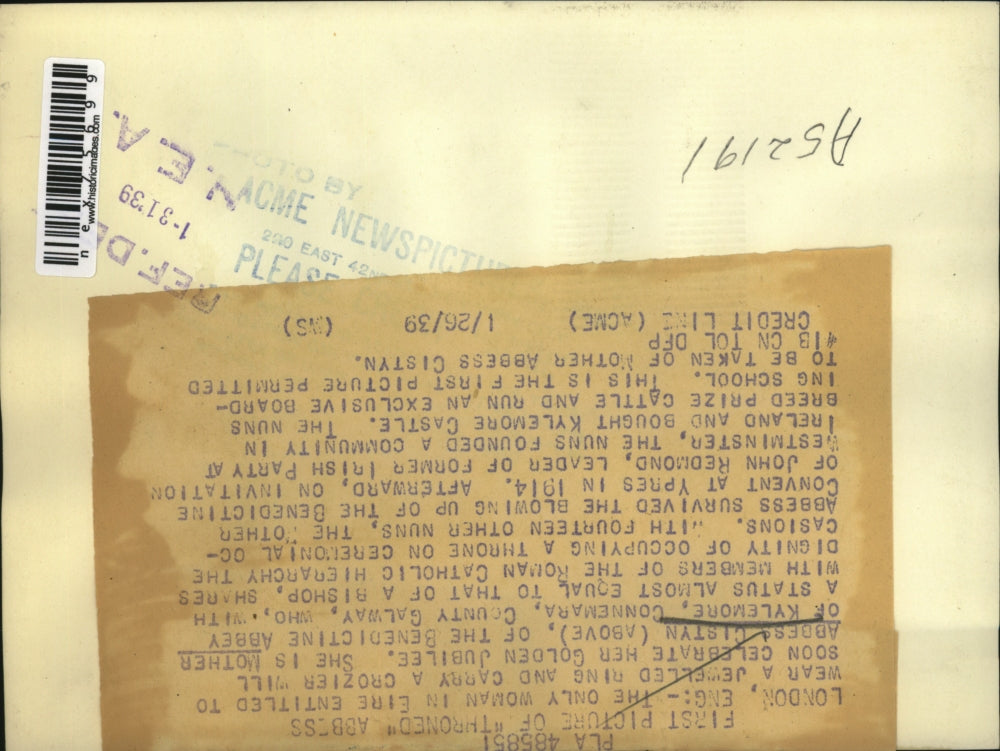 1939 Press Photo London Mother Abess Cistyn County Galway & a dog