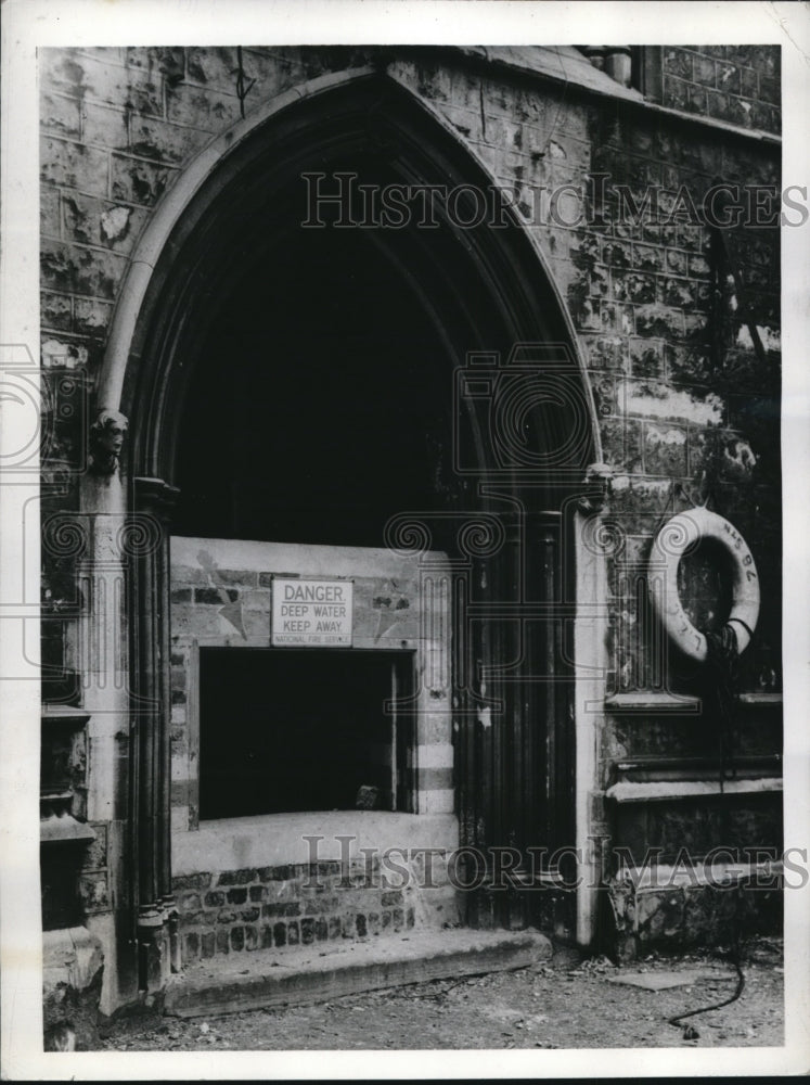 1943 Press Photo Congregation Church on Caledonian Doorway in London - nex75795