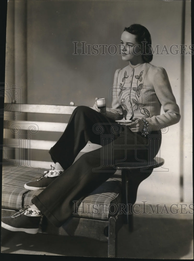 Load image into Gallery viewer, 1939 Press Photo RH Macy after ski jackets &amp; slacks outfit

