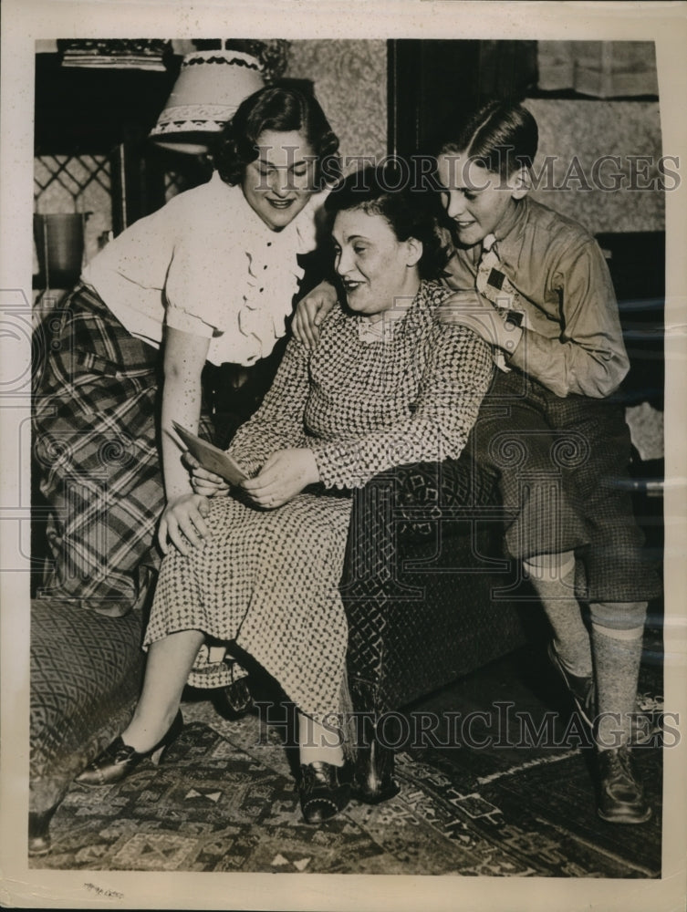 1936 Press Photo Mrs Charles Challinor & children Barbara & Jack read telegram
