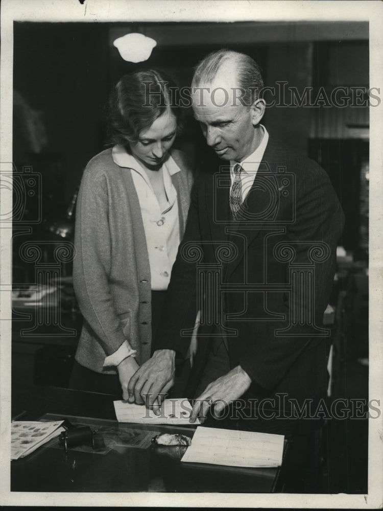 1930 Press Photo A man aking finger prints of a woman at police station