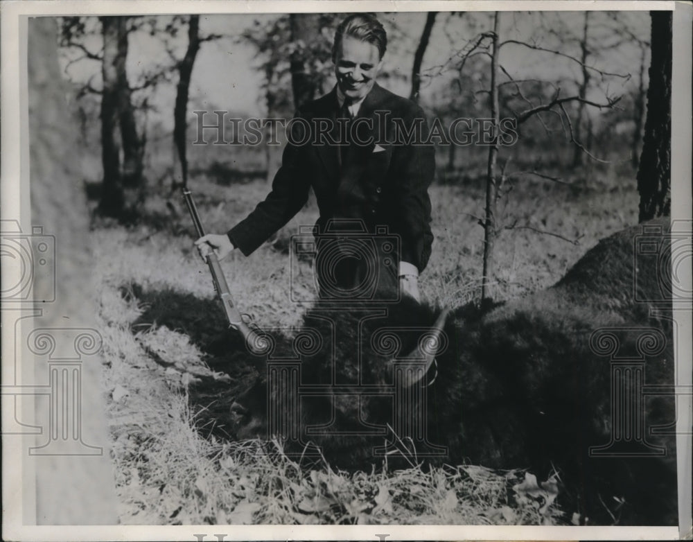 1935 Press Photo Elliott Roosevelt son of the president with buffalo he shot