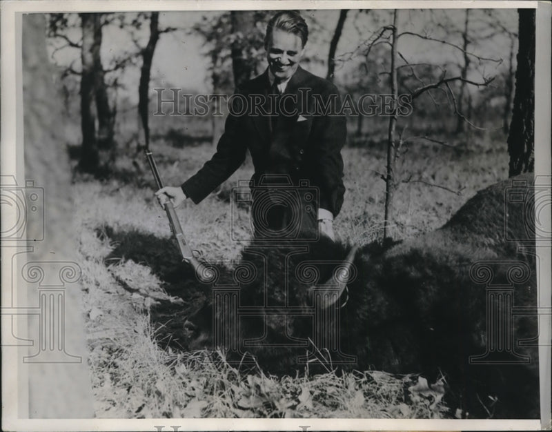 Load image into Gallery viewer, 1935 Press Photo Elliott Roosevelt son of the president with buffalo he shot
