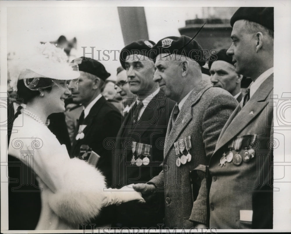 1939 Press Photo Queen Elizabeth of England shakes hand of war veteran