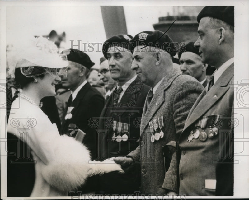 Load image into Gallery viewer, 1939 Press Photo Queen Elizabeth of England shakes hand of war veteran
