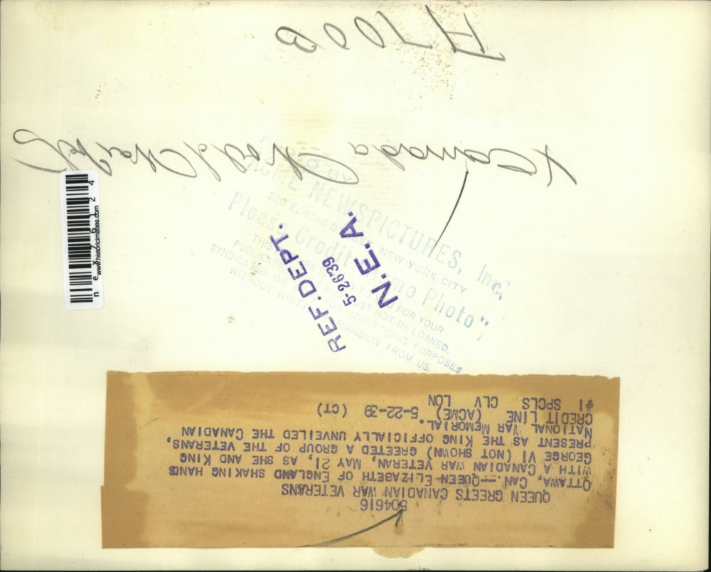 1939 Press Photo Queen Elizabeth of England shakes hand of war veteran