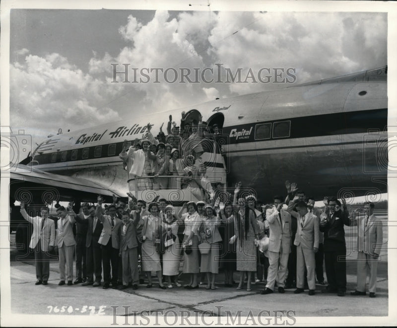 Load image into Gallery viewer, 1957 Press Photo Akron Canton airport students of W Alleghany HS &amp; Capitol plane
