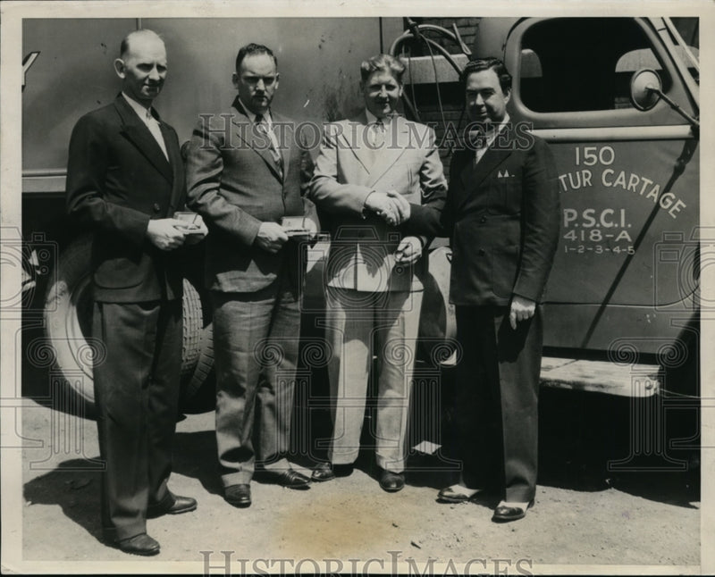 Load image into Gallery viewer, 1939 Press Photo W Muelady C Stoefregen J Hoffman A Lindstrom No Accident Award
