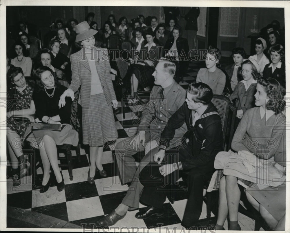 1942 Press Photo Jack Foster, RM Stenbakken & coeds of Northwestern Univ