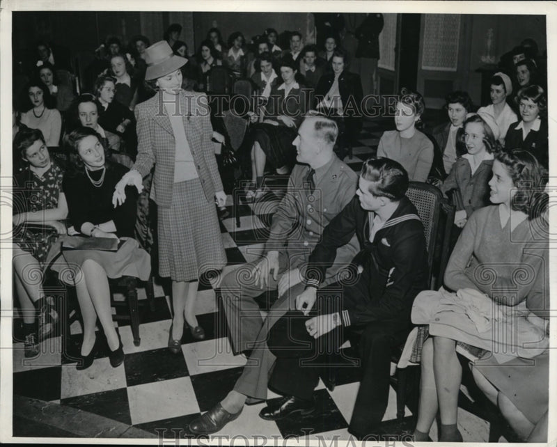 Load image into Gallery viewer, 1942 Press Photo Jack Foster, RM Stenbakken &amp; coeds of Northwestern Univ
