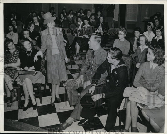 1942 Press Photo Jack Foster, RM Stenbakken & coeds of Northwestern Univ