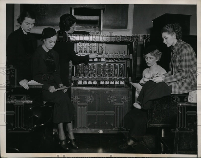 Load image into Gallery viewer, 1935 Press Photo Northwestern Univ in Ill Mary Whittaker, Germaine Gundry
