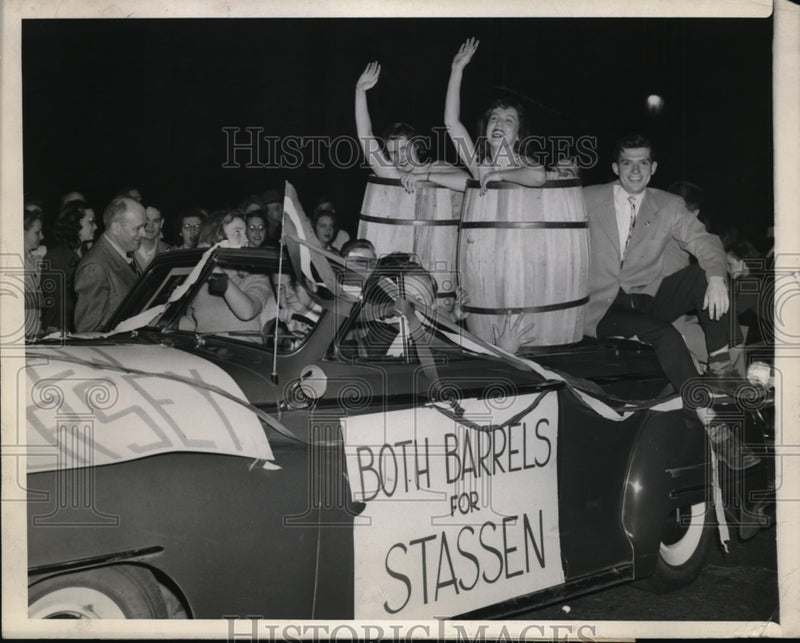 Load image into Gallery viewer, 1948 Press Photo Evanston Ill Northwestern Univ students in parade for Stassen

