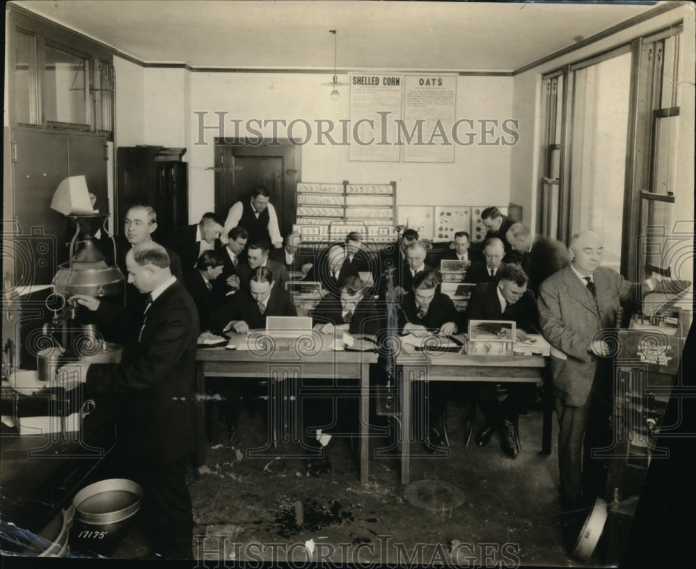 1920 Press Photo Grain grading school at Portkanbd Oregon in a lab