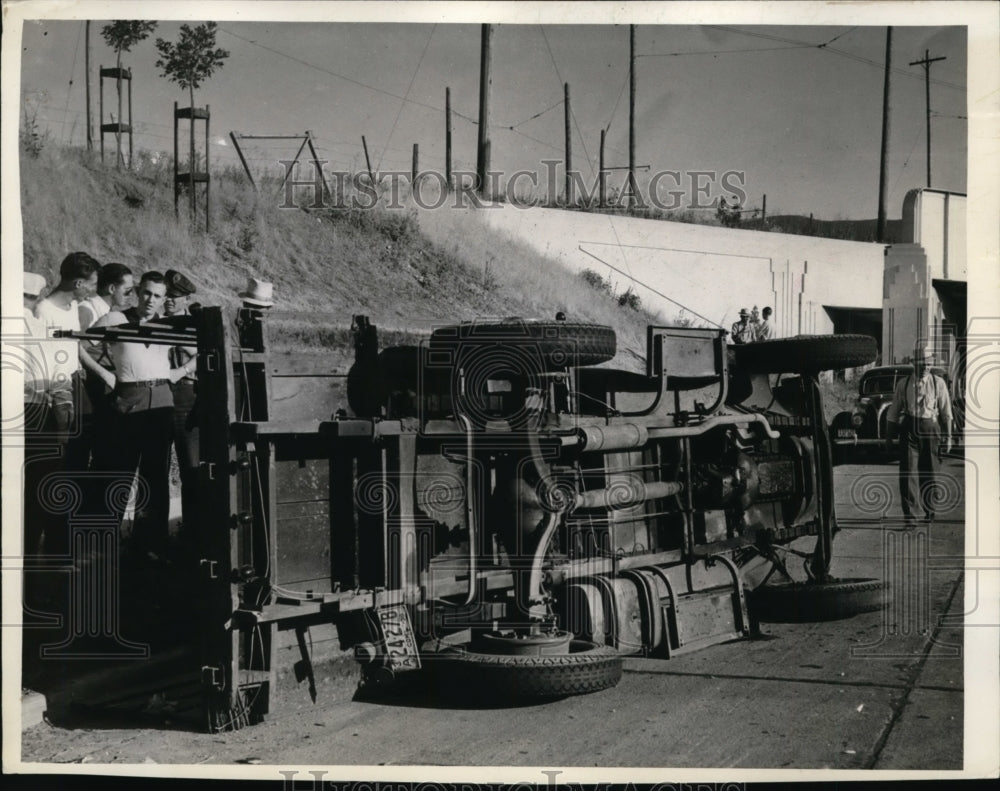 1939 Press Photo Truck overturned near Salt Lake City Utah