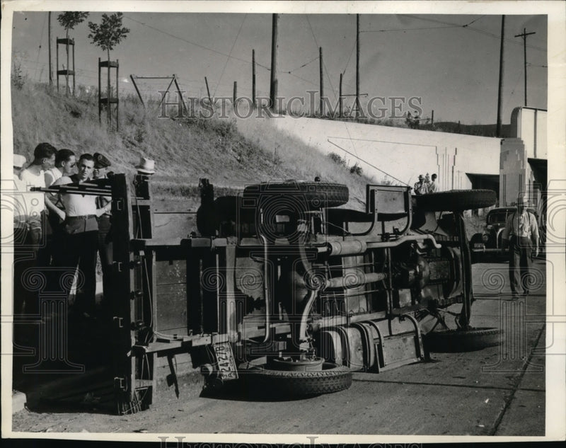 Load image into Gallery viewer, 1939 Press Photo Truck overturned near Salt Lake City Utah
