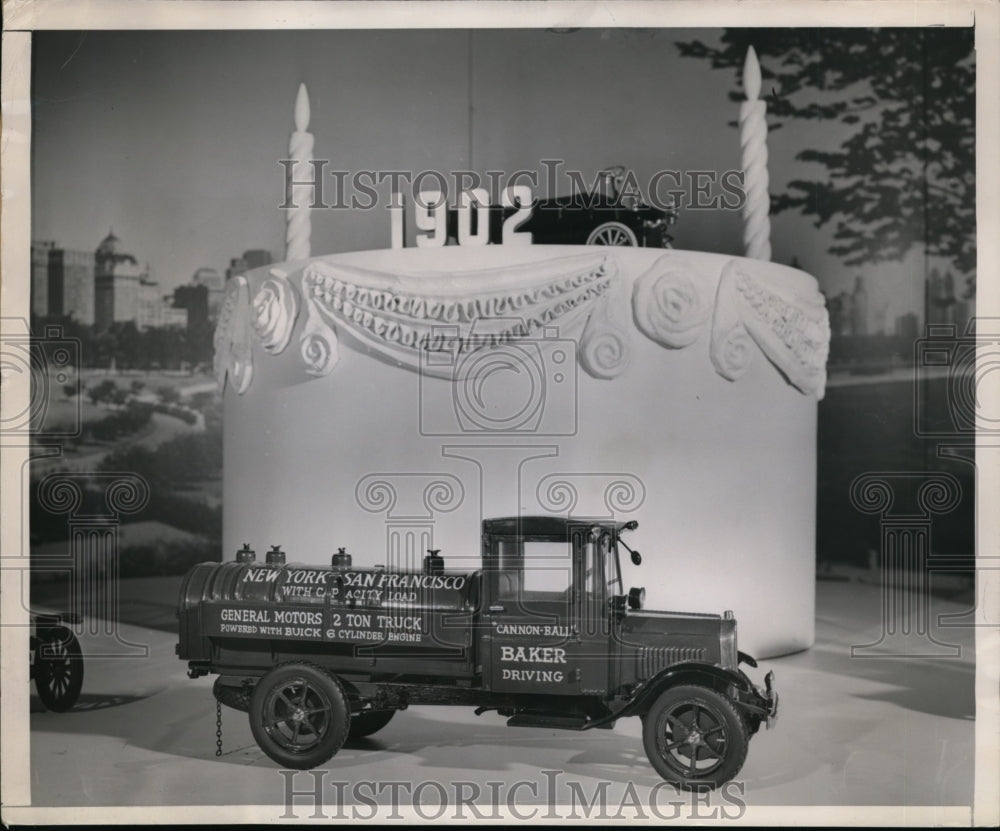 1952 Press Photo A 1927 GMC truck named Cannonball at auto show