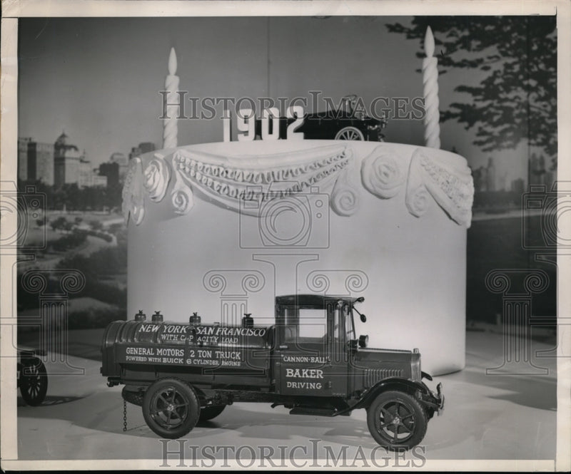 Load image into Gallery viewer, 1952 Press Photo A 1927 GMC truck named Cannonball at auto show
