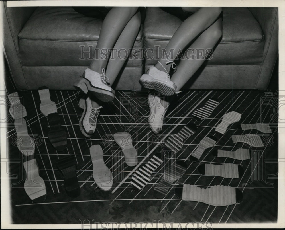 1942 Press Photo Wooden Sole Shoes on Exhibit at Shoemaker Meeting Chicago