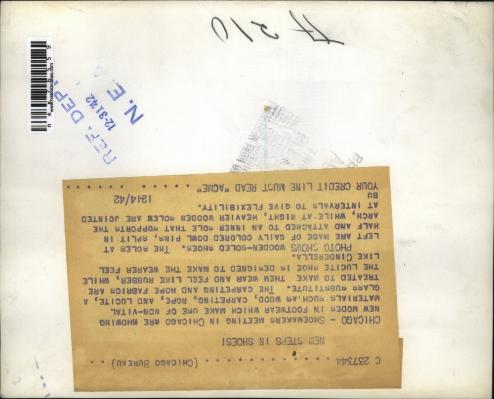 1942 Press Photo Wooden Sole Shoes on Exhibit at Shoemaker Meeting Chicago