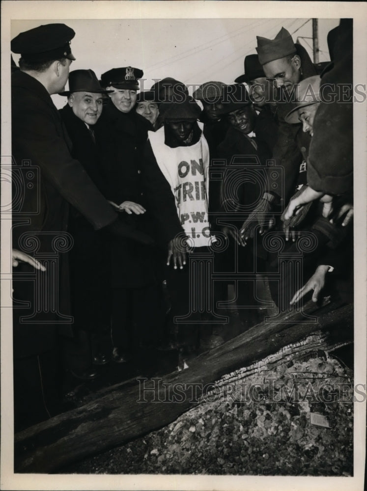 1946 Press Photo Striking Union Stockyard Pickets & Policemen Warm Hands Chicago