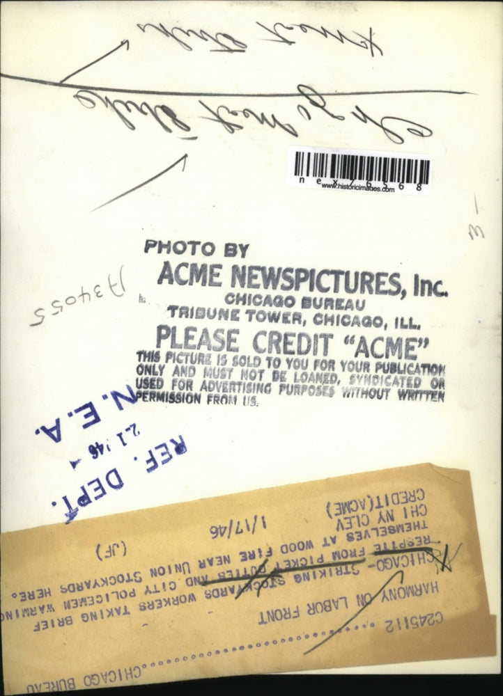 1946 Press Photo Striking Union Stockyard Pickets & Policemen Warm Hands Chicago