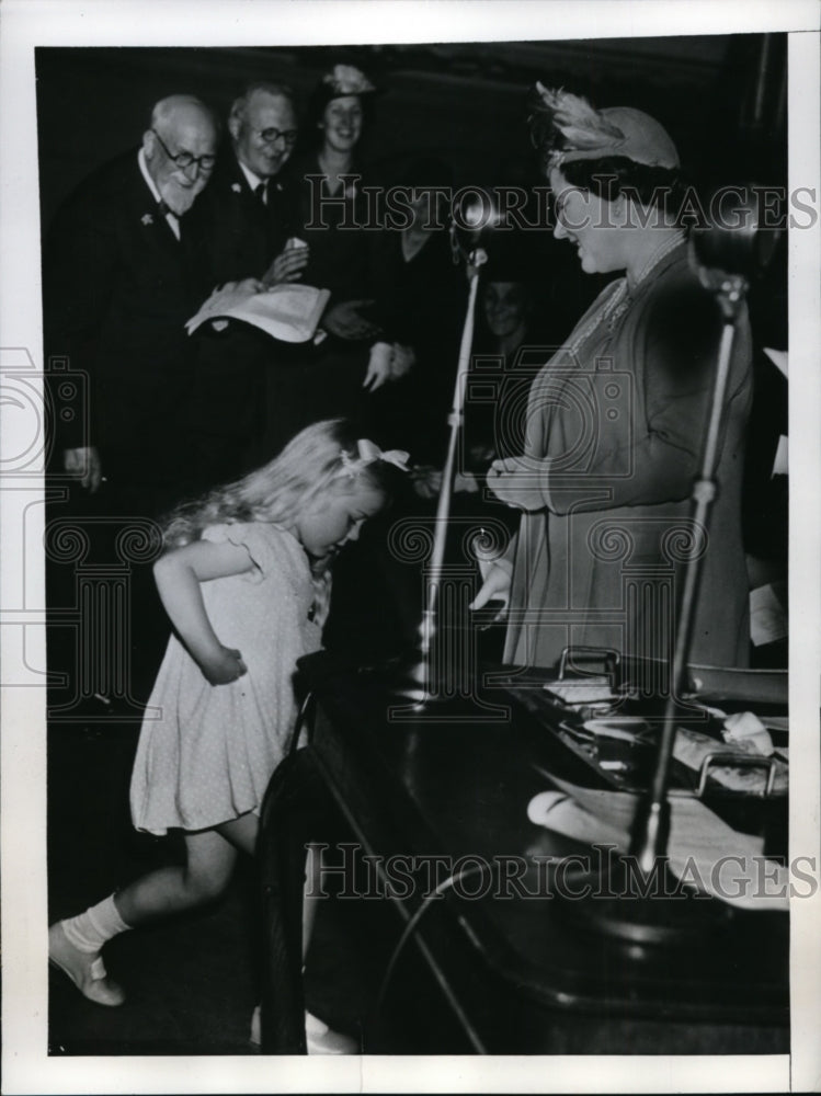 Load image into Gallery viewer, 1946 Press Photo Barbara Anne Roe Curtsies for Queen Elizabeth in London
