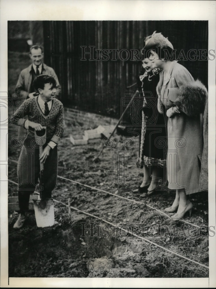 1939 Press Photo Queen Elizabeth Speaking with Child Evacuee from London